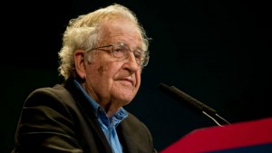 <p>Noam Chomsky, durante una conferencia en Buenos Aires, Argentina.</p>