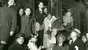 <p>8 de febrero de 1930. Joséphine Baker, en la Estación del Norte de Madrid, desciende del tren que la ha traído de París, rodeada de curiosos, periodistas y fotógrafos. Expuesta en <em>Una crónica del jazz en Madrid</em>.</p>