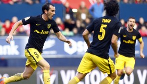 <p>Diego Godín celebra su gol en el partido contra Osasuna. </p>
