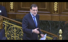 <p>Mariano Rajoy contesta a una pregunta formulada por Pablo Iglesias, durante la sesión de control al Gobierno el 30 de noviembre.</p>