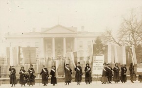 <p>National Womens's Party ante la Casa Blanca. </p>
<p> </p>
<p> </p>