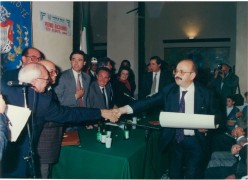 <p>El escritor Vázquez Montalbán recoge el premio Racalmare Leonardo Sciacia en octubre de 1989.</p>