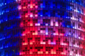 <p>Iluminación nocturna en la fachada de la torre de Agbar, en el Poblenou barcelonés.</p>