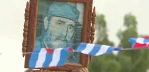 <p>Los cubanos enarbolan retratos de Fidel Castro en su despedida.</p>