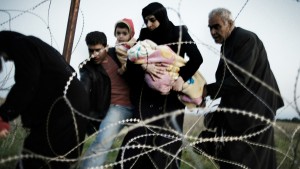 <p>Refugiados sirios tratan de cruzar la frontera con Turquía.</p>