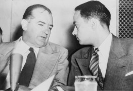 <p>Joseph McCarthy conversa con su abogado Roy Cohn durante las audiencias del subcomité del Senado sobre el caso McCarthy-Army.</p>