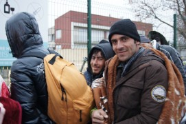 <p>Algunos de los demandantes de asilo hacen cola para entrar en el centro de La Chapelle.</p>