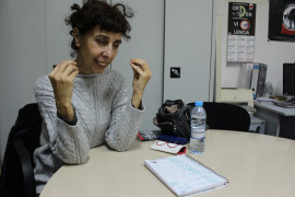 <p>Lola Gutiérrez, en la sede de la CGT en Barcelona. </p>
