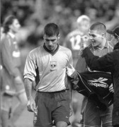 <p>Pep Guardiola abandona cabizbajo Anfield, derrotado por el Liverpool (1-0), al tiempo que un jovencísimo Steven Gerrard se acerca a pedirle la camiseta.</p>