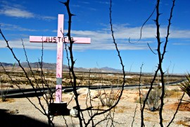<p>Una cruz en las afueras de Juárez, en recuerdo a las mujeres desaparecidas. </p>