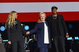 <p>Hillary Clinton, con Beyonce y Jay Z, en un concierto en apoyo a su campaña el pasado 4 de noviembre.</p>