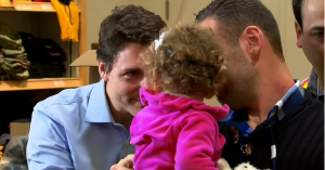 <p>Justin Trudeau da la bienvenida a Canadá a un grupo de refugiados sirios en diciembre de 2015.</p>