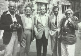 <p>Fernando de Szyszlo, Octavio Paz, Damián Baylón, Mario Vargas Llosa y Guillermo Cabrera Infante, en un congreso sobre arte latinoamericano celebrado en Leeds en 1989.</p>