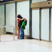 <p>Una pareja se abraza tras reencontrarse en el aeropuerto de Sevilla</p>