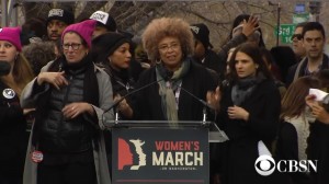 <p>Angela Davis, en un momento de su discurso en la marcha de mujeres contra Trump en Washington, enero de 2017. / <strong>CBSN</strong></p>