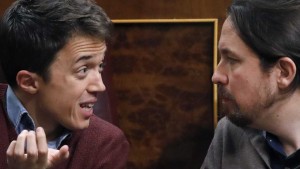 <p>Iñigo Errejón y Pablo Iglesias durante la sesión del martes 31 de enero</p>