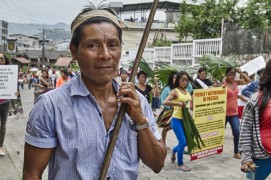 <p>Marcha de mujeres indígenas amazónicas el pasado 8 de marzo contra la política extractivista del gobierno de Rafael Correa.</p>