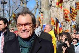 <p>Artur Mas, entre los manifestantes que acudieron a apoyarle al Tribunal Superior de Justicia de Catalunya. </p>