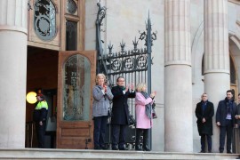 <p>Artur Mas y las exconslleres Joana Ortega e Irene Rigau saludan desde la entrada del TSJC / Elise Gazengel</p>