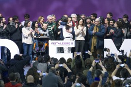 <p>Pablo Iglesias e Íñigo Errejón se abrazan después de conocer los resultados de la votación en Vistalegre II</p>