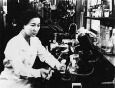 <p>La bioquímica y bacterióloga Ruby Hirose investiga en el laboratorio en la década de los cuarenta.</p>