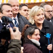<p>Marine Le Pen posa el pasado 13 de febrero con una simpatizante del FN en el mercado de Cours Saleya en Niza.</p>