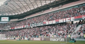 <p>Grada del Allianz Riviera –estadio del Niza– durante un partido contra el Nantes. Octubre de 2016. </p>