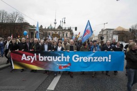 <p>Miembros del partido alemán AfD en una manifestación encabezada con el lema: <em>¡El asilo necesita límites!</em>. </p>