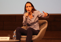<p>Julia Cagé durante una conferencia en Barcelona. </p>