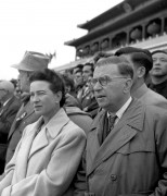 <p>Simone de Beauvoir y Jean-Paul Sartre asisten a la ceremonia del 6º aniversario de la fundación de la China comunista en la plaza de Tiananmen el 1 de octubre de 1955.</p>