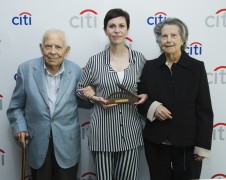 <p>Ángeles Caballero posa junto a sus padres tras recoger el premio <em>Citi Journalistic Excellence</em>.</p>