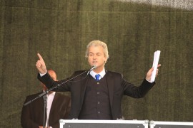 <p>Geert Wilders pronuncia un discurso en un acto del movimiento alemán Pegida en abril de 2015</p>