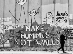 <p>Grafiti en el muro levantado por Israel en Cisjordania.</p>