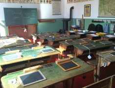 <p>Imagen de un aula antigua en una escuela. </p>