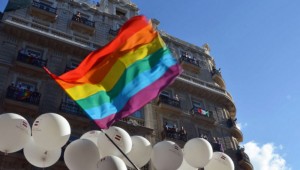 <p>Una bandera arcoíris ondea en la Gran Vía de Madrid, durante una de las manifestaciones estatales del Orgullo LGTB</p>