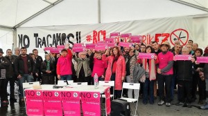 <p>Los huelguistas se distinguen por sus camisetas rosas en un acto público de apoyo</p>