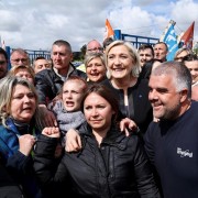 <p>Marine Le Pen posa con los trabajadores de la fábrica de Whirlpool en Amiens el pasado 26 de abril</p>