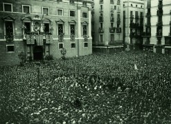 <p>Proclamación de la II República en la Plaça Sant Jaume, en Barcelona.</p>
