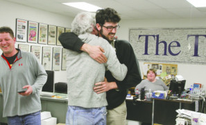<p>Fotografía publicada por <em>The Storm Lake Times</em> tras ganar el premio Pulitzer. Art Cullen se abraza con su hijo Tom. </p>