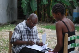 <p>El abogado Mario Joseph con Ovila, una joven que fue violada cuando tenía 17 años por un casco azul.</p>