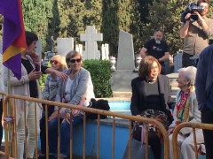 <p>Familiares y amigos visitan el cementerio de Guadalajara mientras se realizan las labores para recuperar los restos de Timoteo Mendieta. </p>