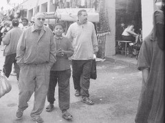 <p>Goytisolo pasea por Marrakech en 2004.</p>