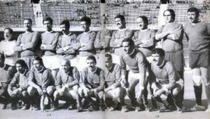 <p>El equipo de fútbol del FLN argelino en su aniversario. Rachid Mekhloufi, segundo por la derecha en la fila inferior. Stade du 5-Juillet-1962. Argel, 1974.</p>