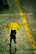 <p>Una mujer camina bajo la lluvia en una calle de Bilbao.</p>