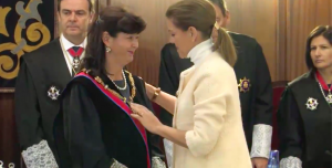 <p>Dolores de Cospedal impone la Gran Cruz de la Orden de San Raimundo de Peñafor a Concpeción Epejel, en febrero de 2014.</p>