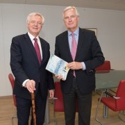 <p>El secretario de Estado del Reino Unido, David Davis, y el negociador jefe de la UE, Michel Barnier, el pasado lunes 19 de abril en Bruselas. </p>