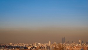 <p>Nube de contaminación sobre la ciudad de Madrid.<strong> / Sergio Cambelo</strong></p>