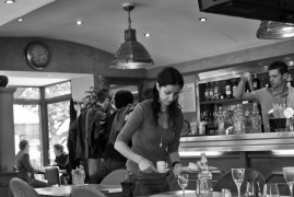 <p>Mujer trabajando en un bar.</p>