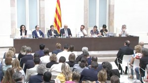 <p>Diputados de JxSí y de la CUP en el acto de presentación de la ley del referéndum en el Parlament de Cataluña. 4 de julio de 2017.</p>