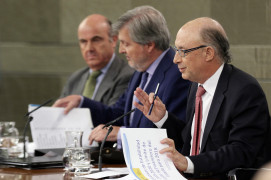 <p>Íñigo Méndez de Vigo, Luis de Guindos, y Cristóbal Montoro durante la rueda de prensa posterior al Consejo de Ministros del pasado lunes 3 de julio.</p>